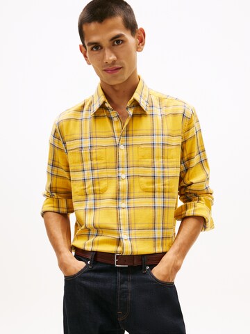 Coupe regular Chemise TOMMY HILFIGER en jaune : devant