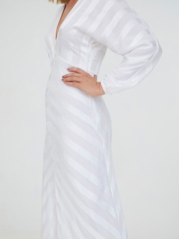 Robe 'PAMELA' ABOUT YOU x Iconic by Tatiana Kucharova en blanc