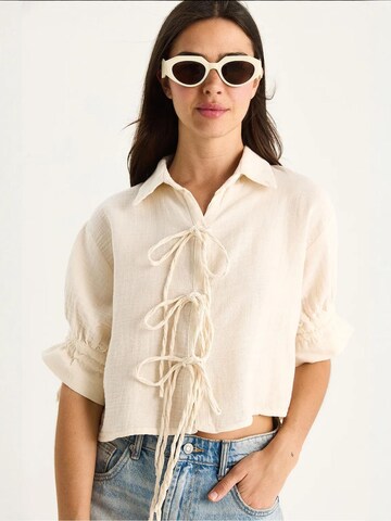 Bianco Lucci Blouse in Beige: front