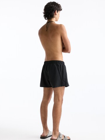 Pull&Bear Badeshorts in Schwarz