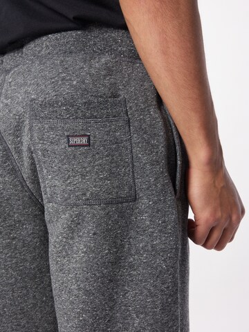 Superdry Regular Shorts in Grau