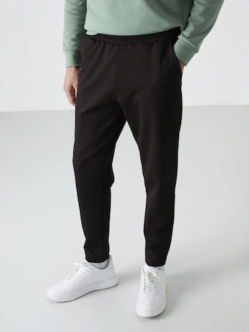Tommy Life - Regular Calças de desporto em cinzento: frente