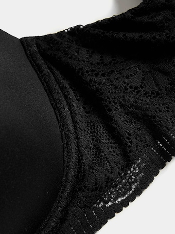 T-shirt Reggiseno di Marks & Spencer in nero