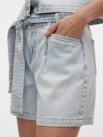 VERO MODA regular Jeans med lægfolder 'Fie' i blå