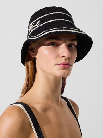 melns Karl Lagerfeld Hūte: no priekšpuses