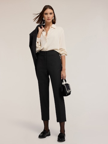 MOTIVI Regular Trousers in Black: front