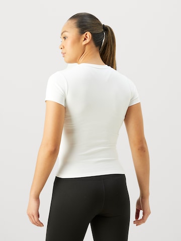 T-shirt fonctionnel 'One' NIKE en blanc