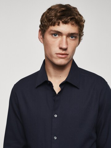 Coupe regular Chemise 'Arthur' MANGO MAN en bleu