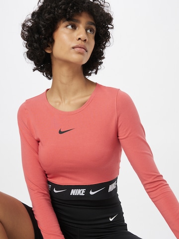 Nike Sportswear T-shirt 'Emea' i rosa