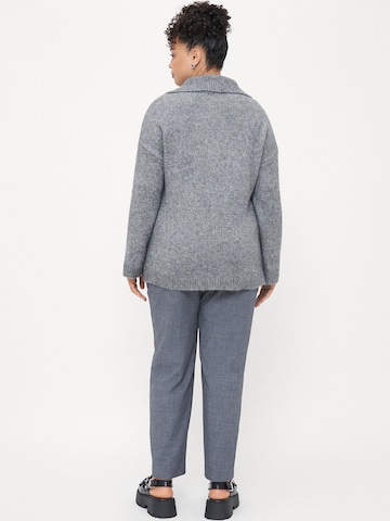 Vero Moda Curve Svetr 'VMCMIRLA' – šedá
