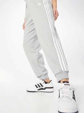 Tapered Pantaloni sportivi 'Essentials' di ADIDAS SPORTSWEAR in grigio