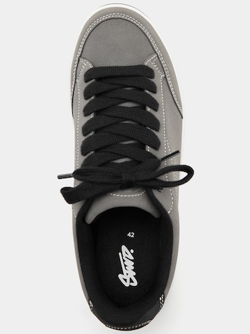 Pull&Bear Sneakers low i grå