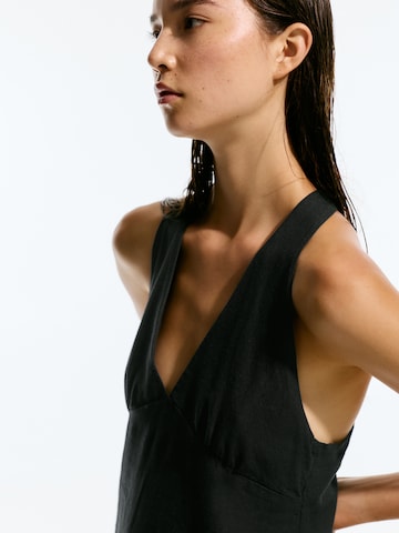 Top de la Pull&Bear pe negru