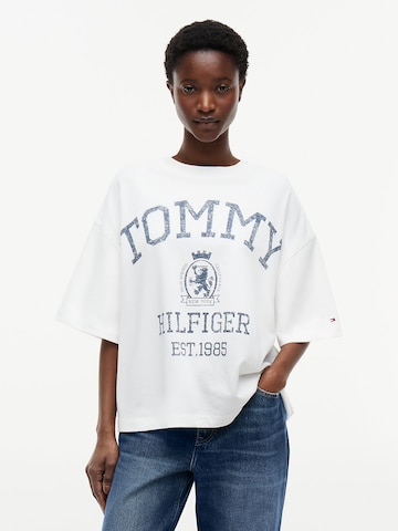 TOMMY HILFIGER Koszulka oversize 'VARSITY CREST' w kolorze biały: przód