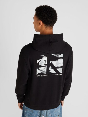 Calvin Klein Jeans - Sweatshirt em preto: frente