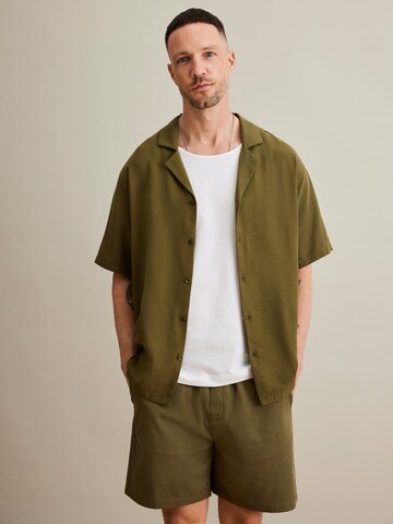 DAN FOX APPAREL Regular Fit Skjorte i grøn: forside