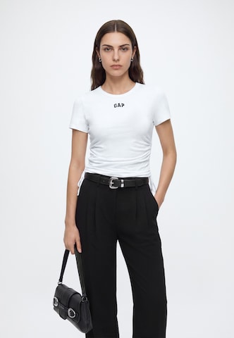 Tricou de la GAP pe alb