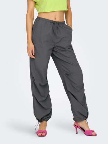 ONLY - Tapered Pantalón 'ECHO' en gris