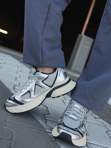 ES8 Platform trainers '1115-1' in Silver