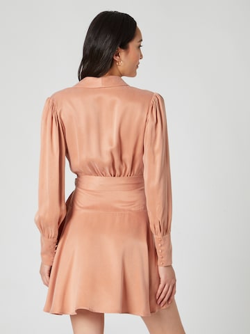 Robe 'Ela' Daahls by Emma Roberts exclusively for ABOUT YOU en marron