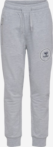 Hummel Tapered Broek in Grijs: voorkant