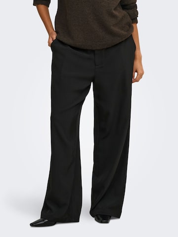 regular Pantaloni con pieghe di ONLY Carmakoma in nero: frontale