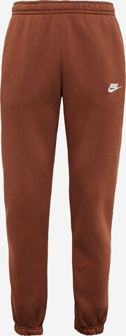 Pantalon 'Club Fleece' Nike Sportswear en marron : devant