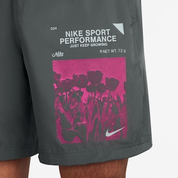 NIKE Regular Sportshorts in Grau