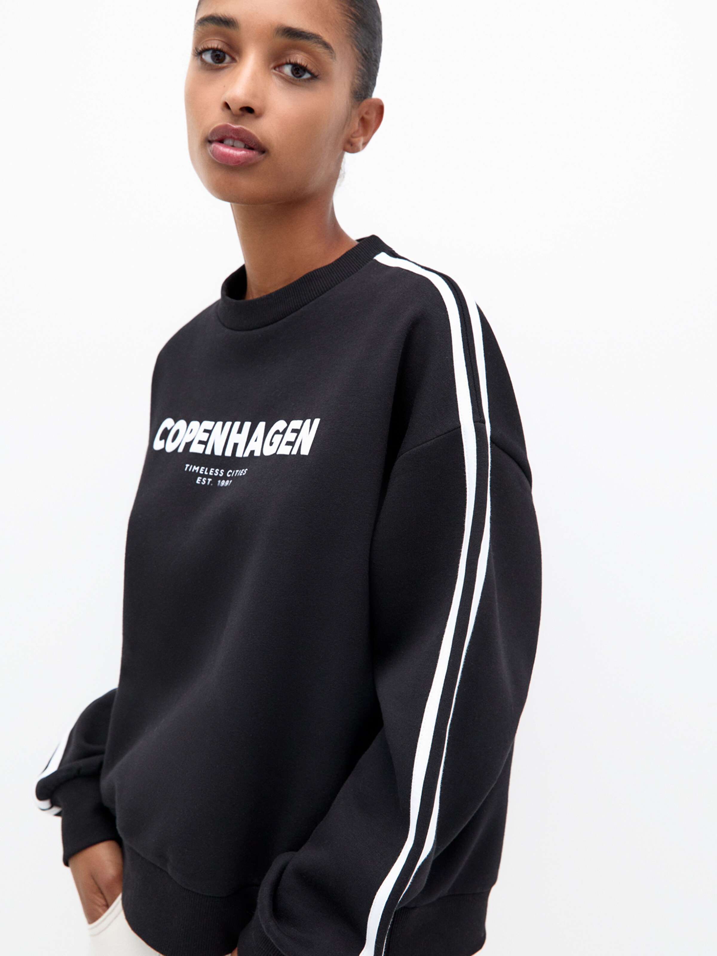 Pull Bear Sweatshirt in Black ABOUT YOU