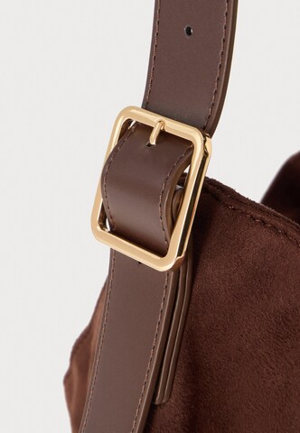 ABOUT YOU Shoulder Bag in Brown