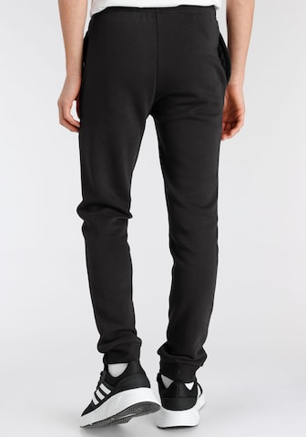 ADIDAS SPORTSWEAR - Tapered Calças de desporto 'Essentials Linear Logo' em preto