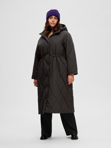 Selected Femme Curve Wintermantel 'Tora' in Zwart: voorkant