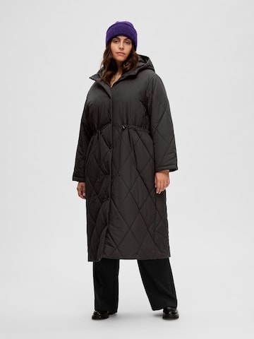 Manteau d’hiver 'Tora' Selected Femme Curve en noir : devant