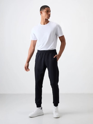 Tommy Life - Tapered Calças de desporto em preto
