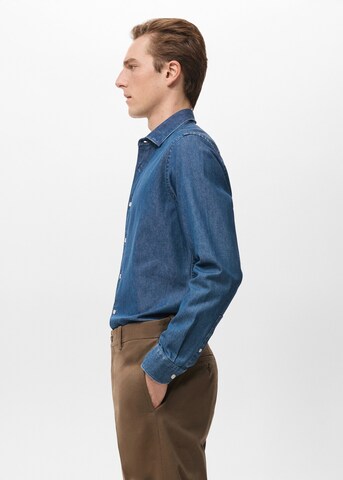 MANGO MAN Slim Fit Риза в синьо