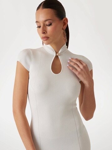 GUESS Strickkleid in Weiß