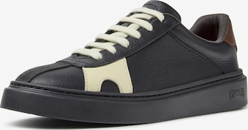 Baskets basses CAMPER en noir : devant