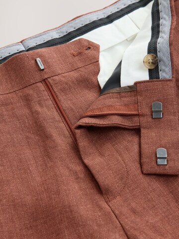 Coupe slim Pantalon à plis Next en marron