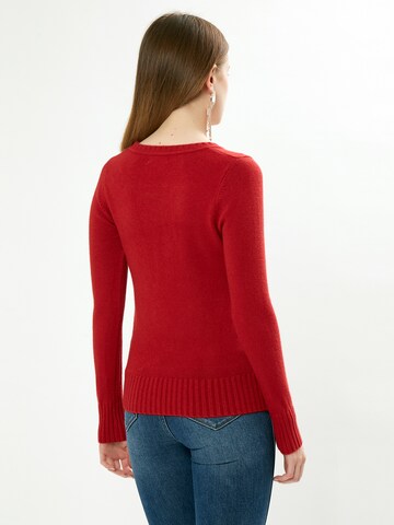 Pullover di Influencer in rosso: frontale