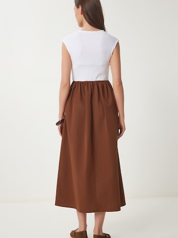 Happiness İstanbul Kleid in Braun