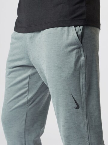 Effilé Pantalon de sport NIKE en gris