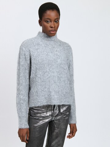 Influencer Pullover in Grau: Vorderseite