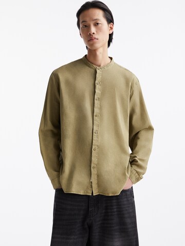 Pull&Bear Comfort fit Button Up Shirt in Green: front