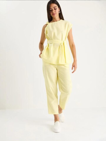 Completo pantalone di Bianco Lucci in giallo