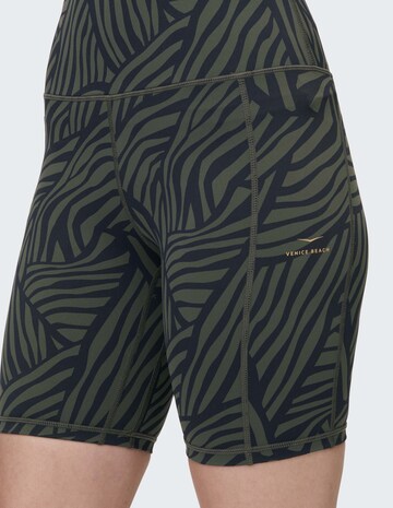VENICE BEACH Skinny Sportshorts in Grün