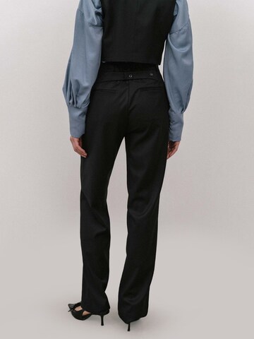 regular Pantaloni di 4TAILORS in nero