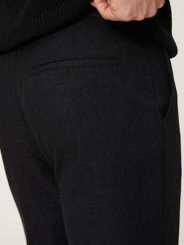 DAN FOX APPAREL Tapered Pleated Pants 'Ediz' in Black