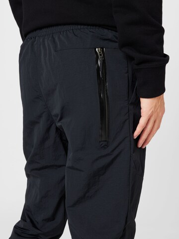 Nike Sportswear Tapered Hose in Schwarz