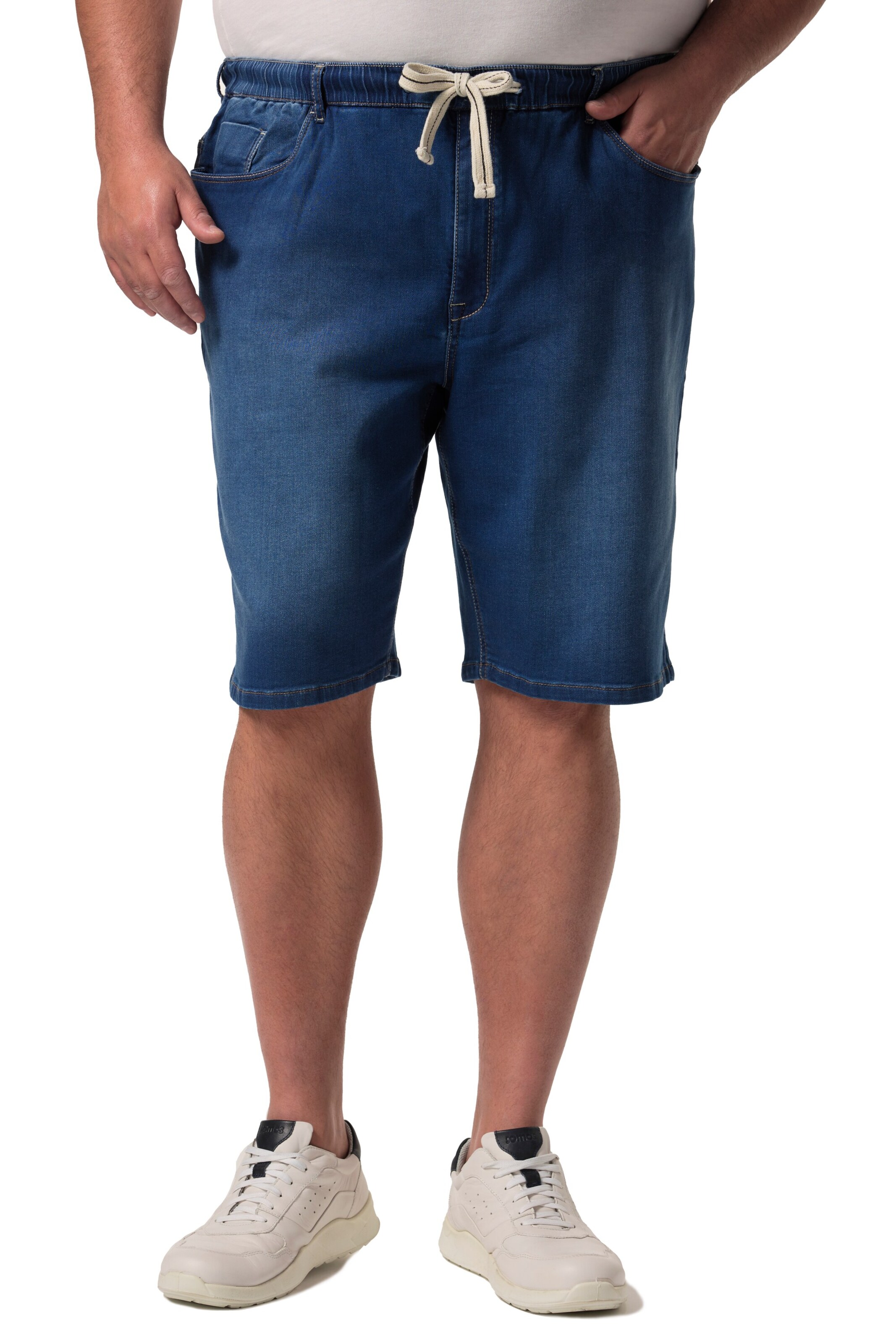 Men Plus Regular Jeans in Blue: front