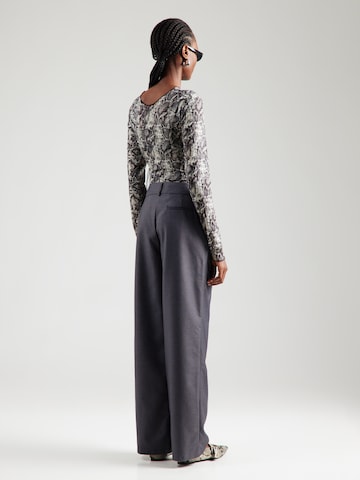 ABOUT YOU Loose fit Pleat-front trousers 'Elisabeth' in Grey